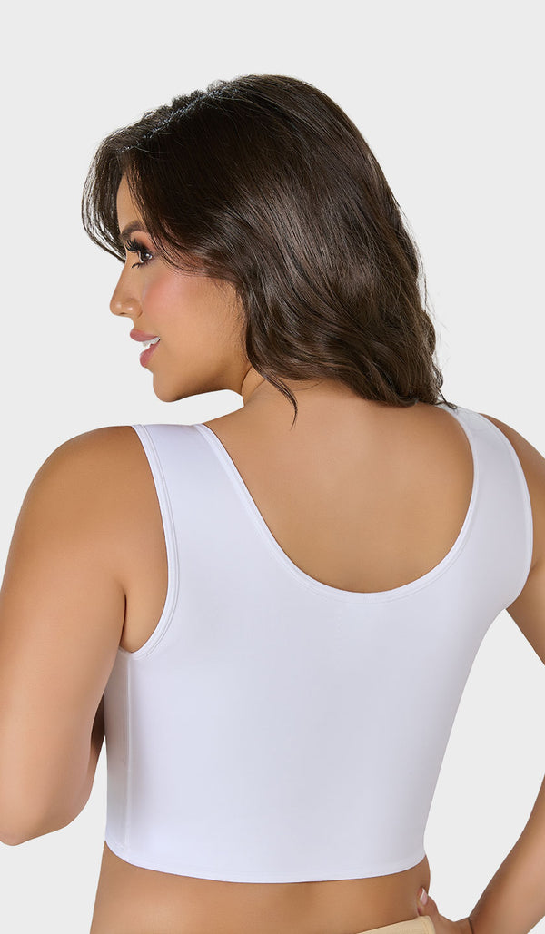 Detalle de la espalda de un brasier blanco de control plus size, con cobertura completa y diseño sin costuras.