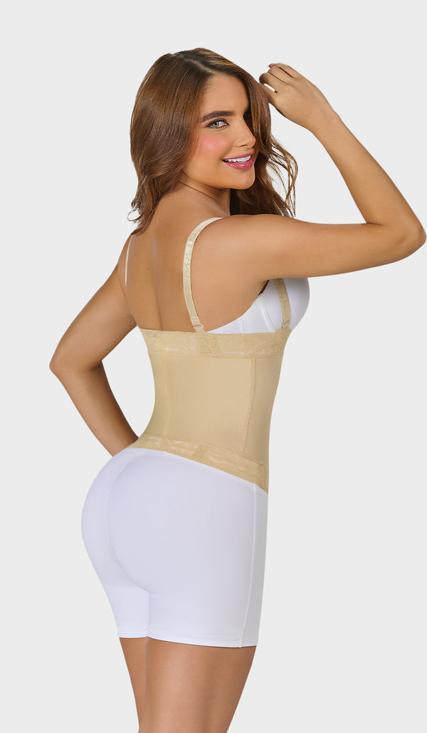 Vista posterior de la prenda strapless en color beige, con diseño sin ganchos ni varillas y borde inferior siliconado, asegurando que se mantenga en su lugar.